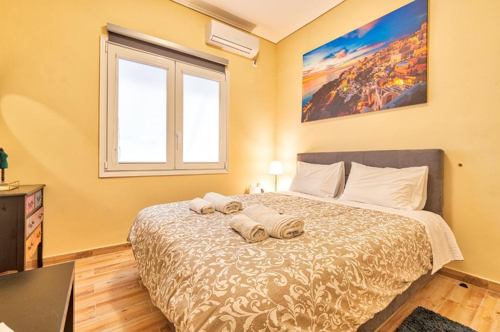 Athens Luxury House في أثينا: غرفة نوم عليها سرير وفوط