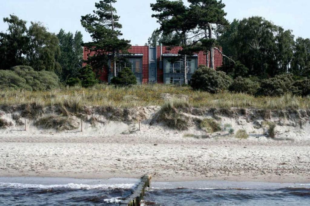 ヴァーネミュンデにあるHaus in der Duene _ Objekt 25954の海辺の上に座る家