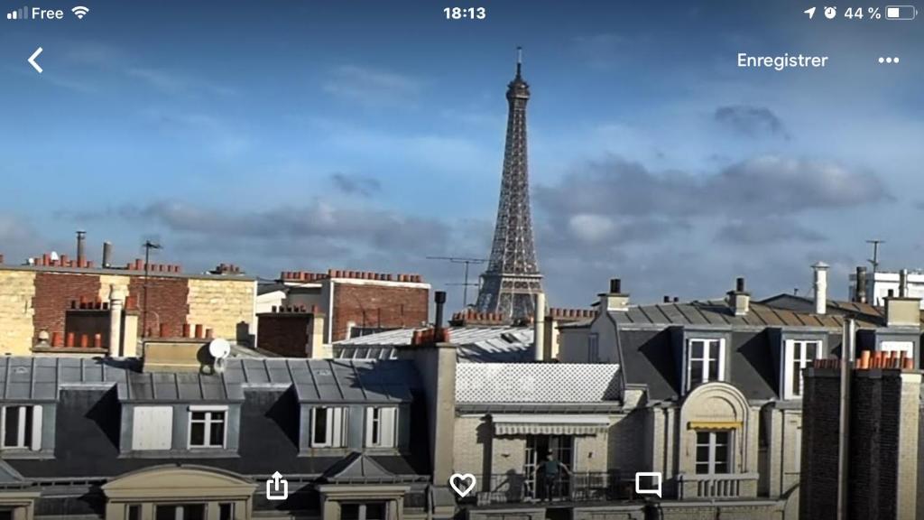 uitzicht op een stad met de eiffeltoren bij Large studio eiffel tower in Parijs