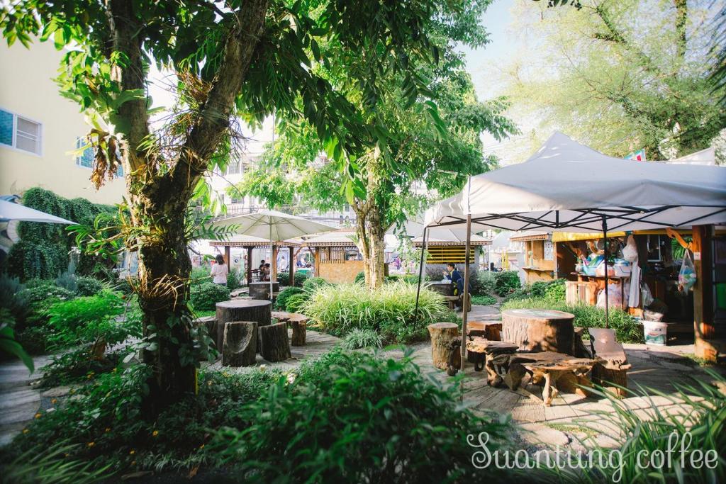 Zahrada ubytování SuanTung Coffee & Guesthouse