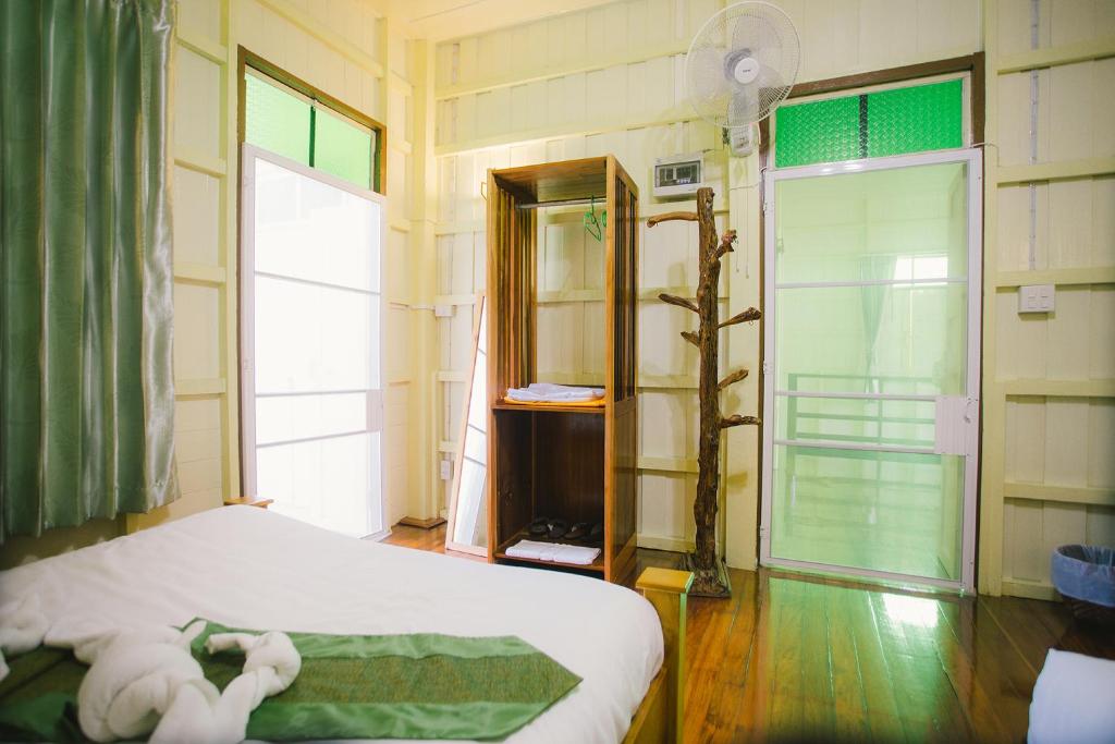 Postel nebo postele na pokoji v ubytování SuanTung Coffee & Guesthouse