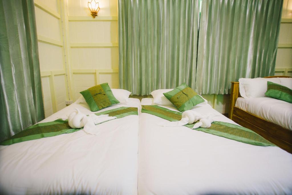 Postel nebo postele na pokoji v ubytování SuanTung Coffee & Guesthouse