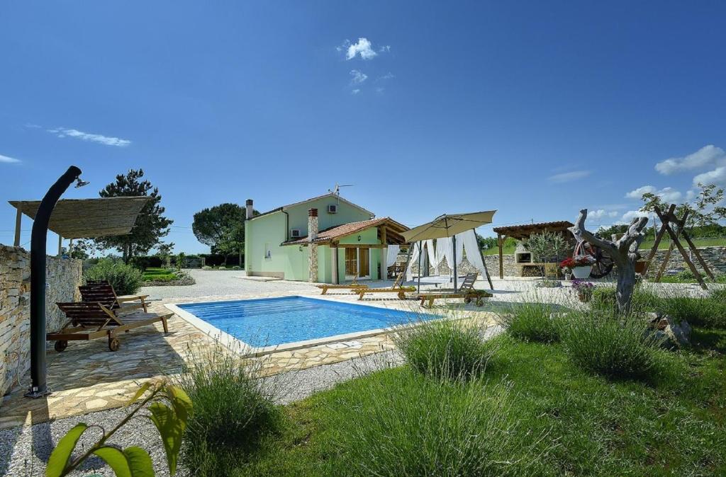 a villa with a swimming pool and a house at Villa Lana in Čabrunići