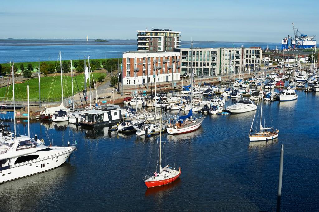 Um monte de barcos estão ancorados numa marina. em Im-Jaich Hotel Bremerhaven em Bremerhaven