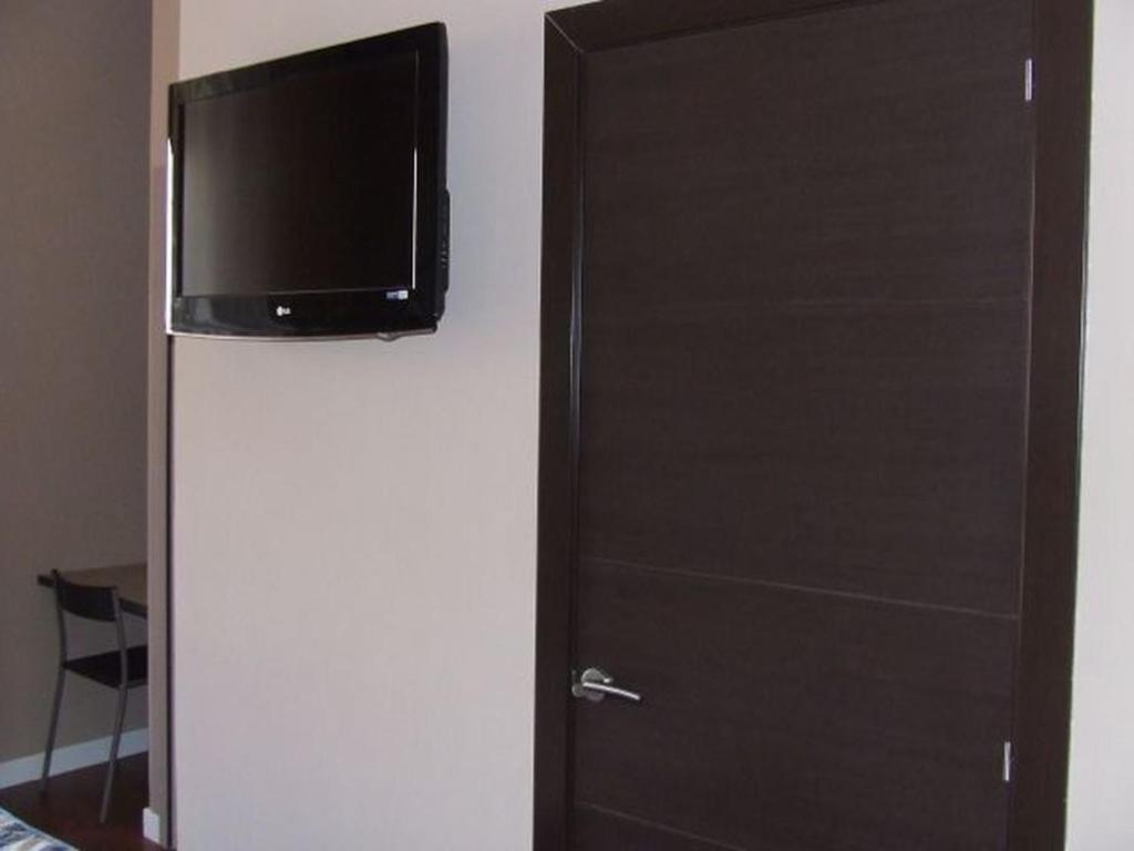 Televízia a/alebo spoločenská miestnosť v ubytovaní Hostal Larios