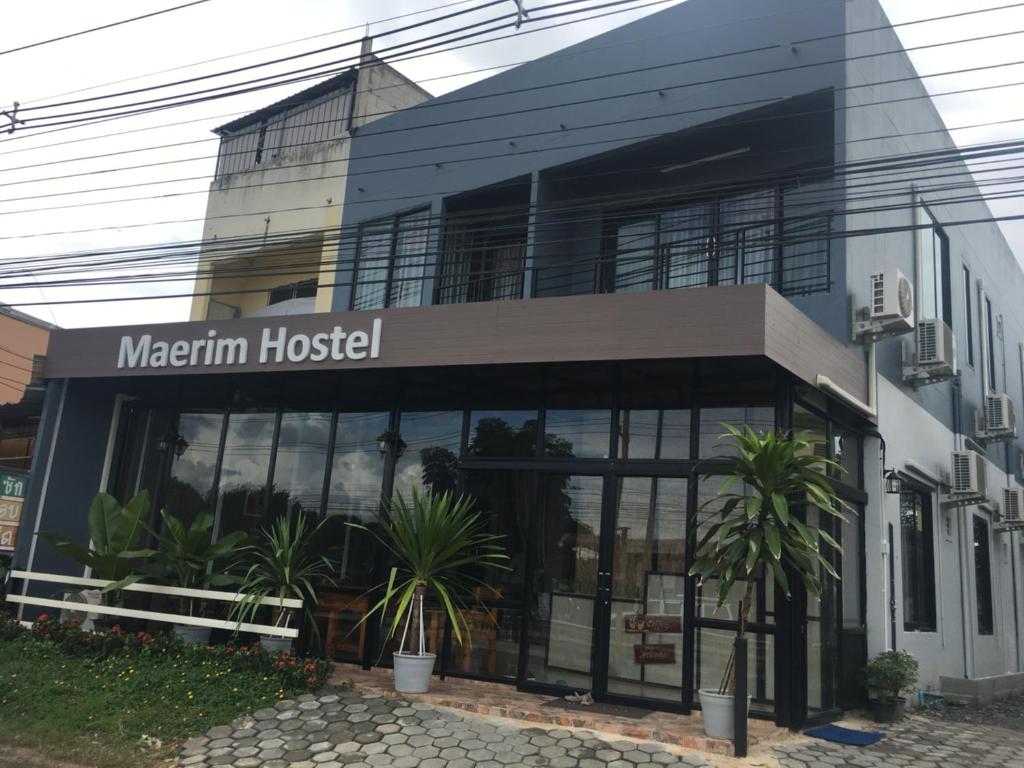 ein Krankenhausgebäude mit einem Schild, das Merlin Krankenhaus liest in der Unterkunft Maerim Hostel in Chiang Mai