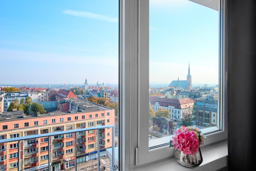 シュチェチンにあるApartament Wyzwolenia - Unique Apartmentsの市街の景色を望む窓
