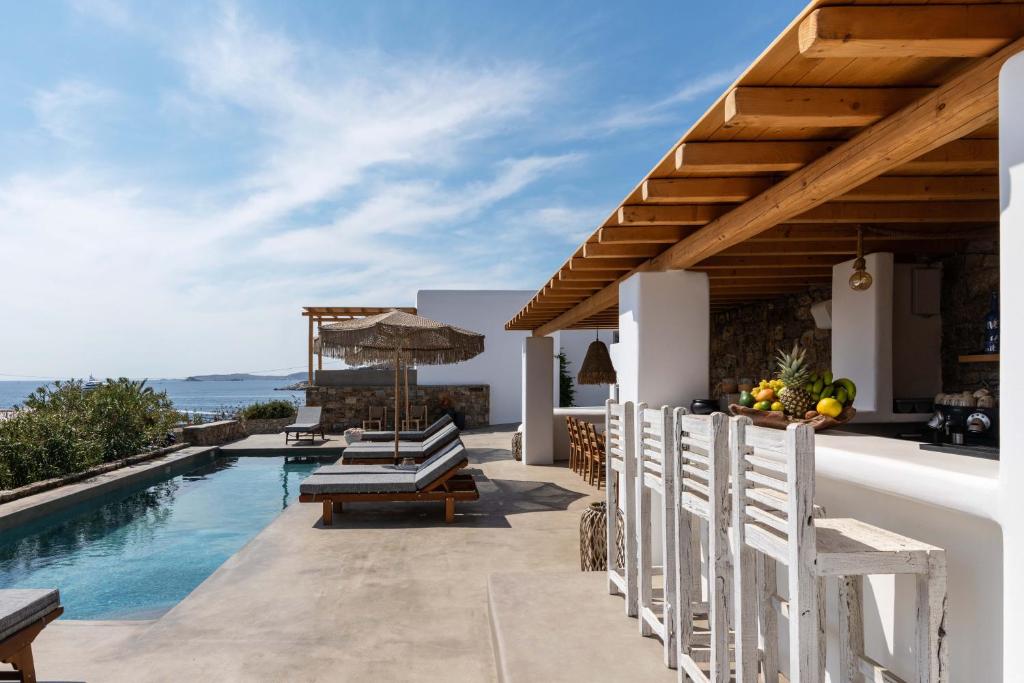 Bazén v ubytování Trinity Mykonos - Beachfront Villa nebo v jeho okolí