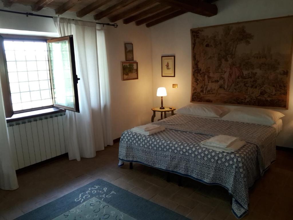 Schlafzimmer mit einem Bett und einem Fenster in der Unterkunft Casa Vacanze Le Corone in Otricoli