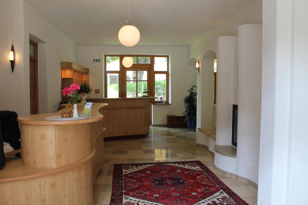 Posezení v ubytování Hotel Kraftquelle Schlossblick