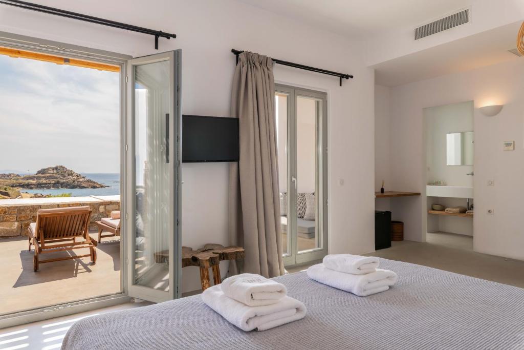 Postel nebo postele na pokoji v ubytování Trinity Mykonos - Beachfront Villa
