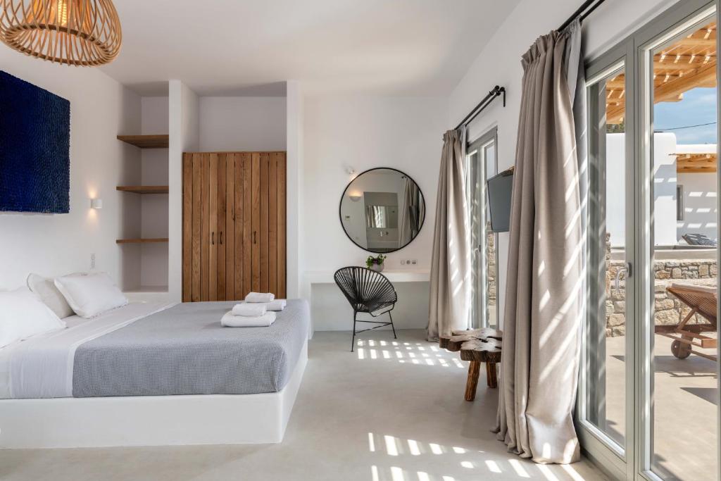 Postel nebo postele na pokoji v ubytování Trinity Mykonos - Beachfront Villa
