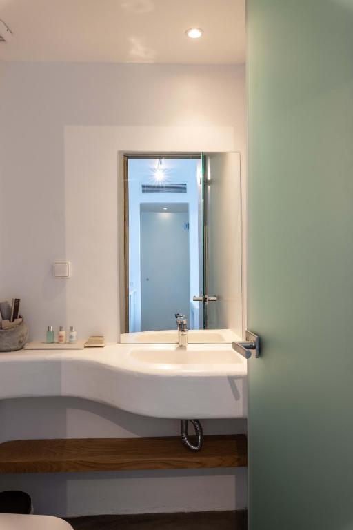 Koupelna v ubytování Trinity Mykonos - Beachfront Villa