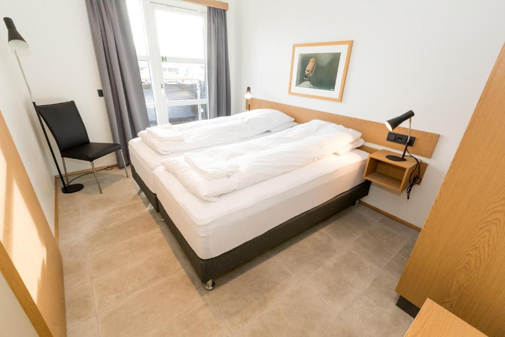 Postel nebo postele na pokoji v ubytování Hrimland Apartments