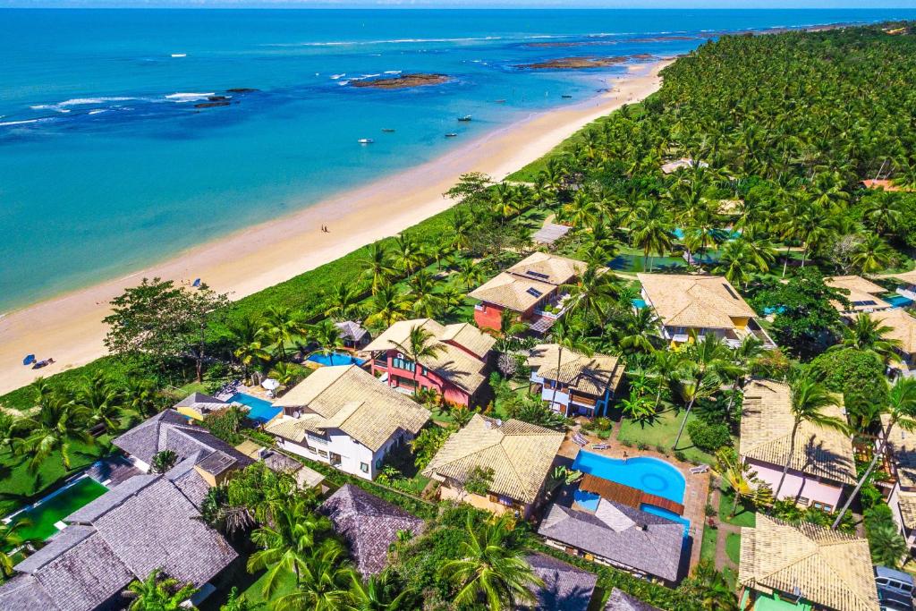 z góry widok na plażę z domami i ocean w obiekcie Residence Pé na Areia w mieście Arraial d'Ajuda