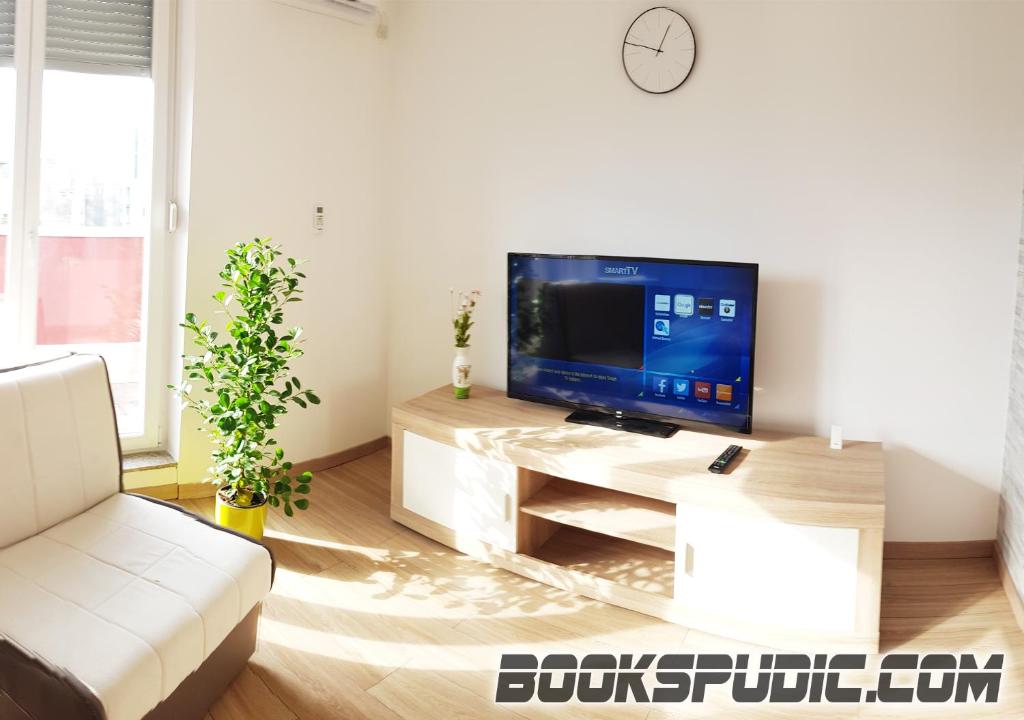 Televízia a/alebo spoločenská miestnosť v ubytovaní Penthouse Spudic Karlovac