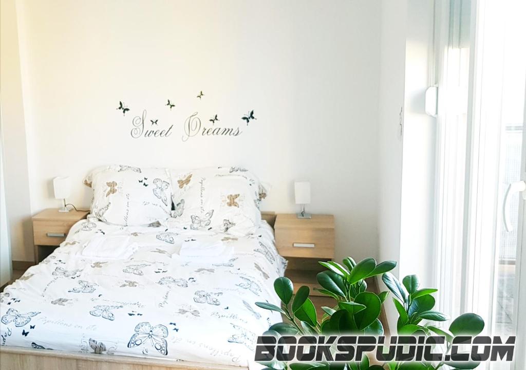 een slaapkamer met een bed met sterren aan de muur bij Penthouse Spudic Karlovac in Karlovac