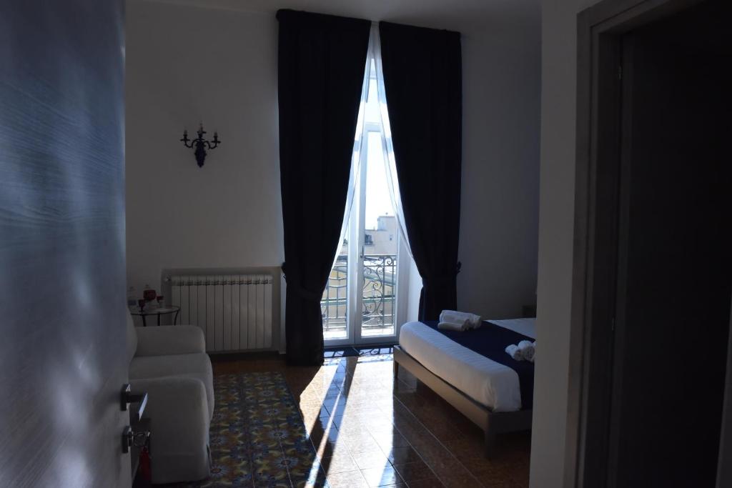 Łóżko lub łóżka w pokoju w obiekcie Specchio di Parthenope B&B