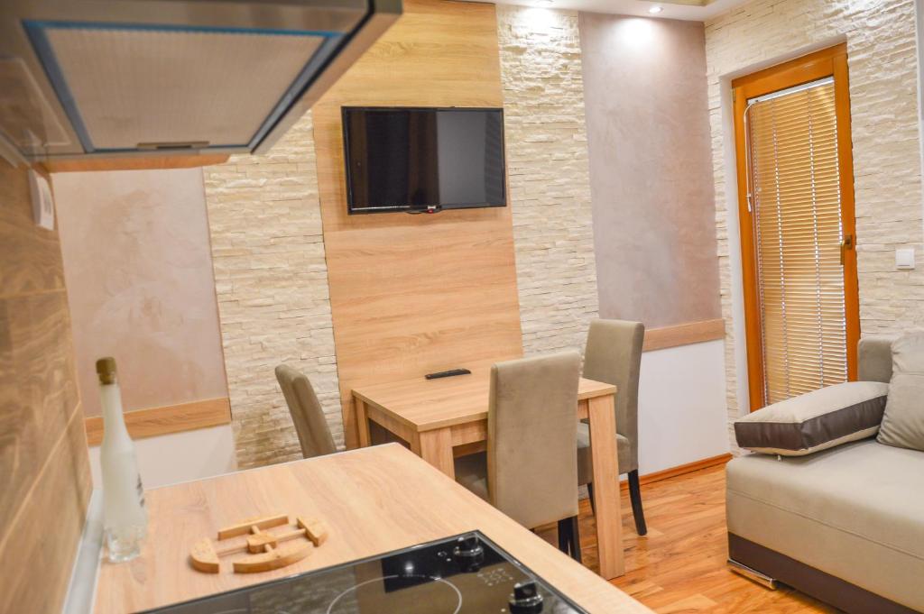 TV i/ili multimedijalni sistem u objektu Apartments Josipovic