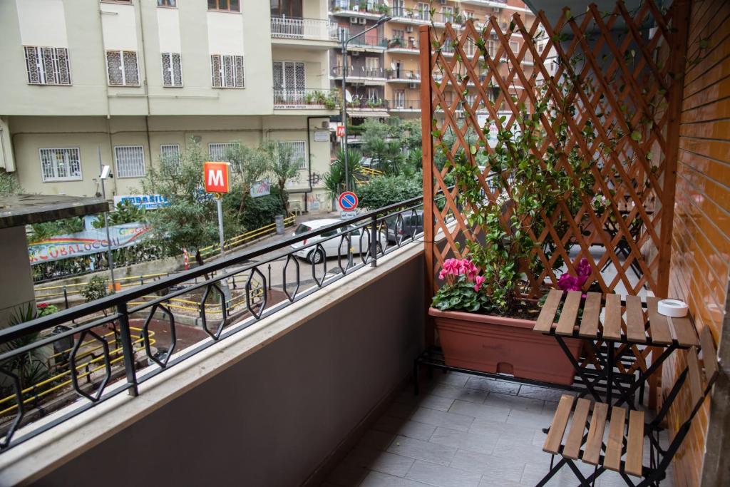 einen Balkon mit Bänken und Blumen auf einer Stadtstraße in der Unterkunft B&B Cuor Di Rione in Neapel