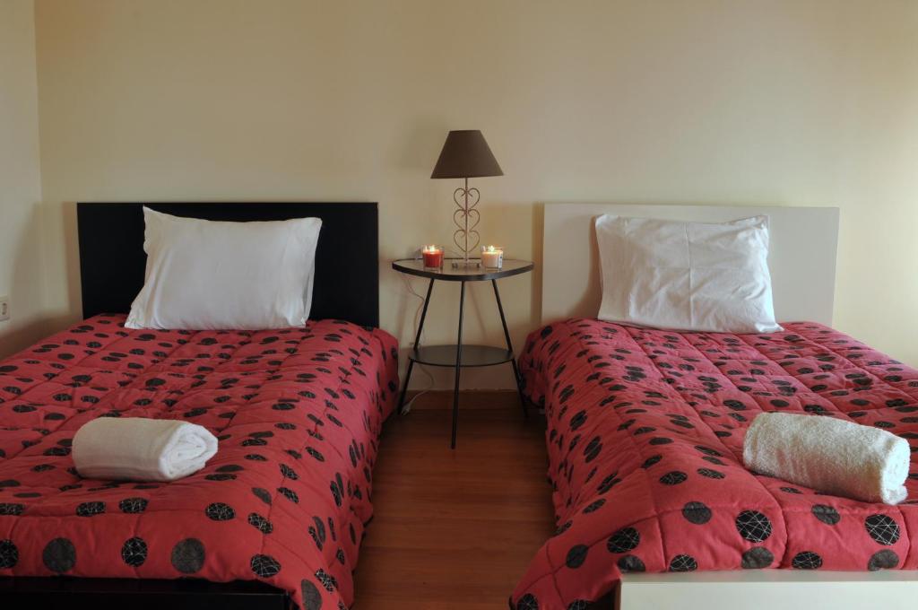 ヴィラ・ノヴァ・デ・ガイアにあるOporto2All Apartments - Apt1のベッド2台が隣同士に設置された部屋です。