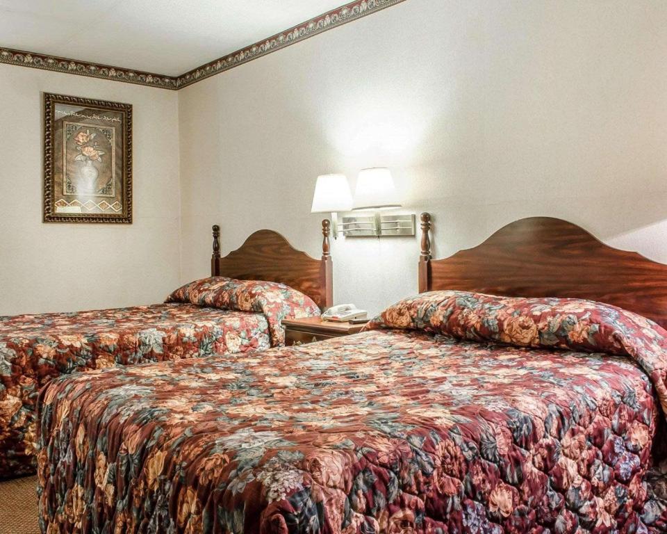 Econo Lodge - Habitación Doble Con Dos Camas Dobles - Fumar