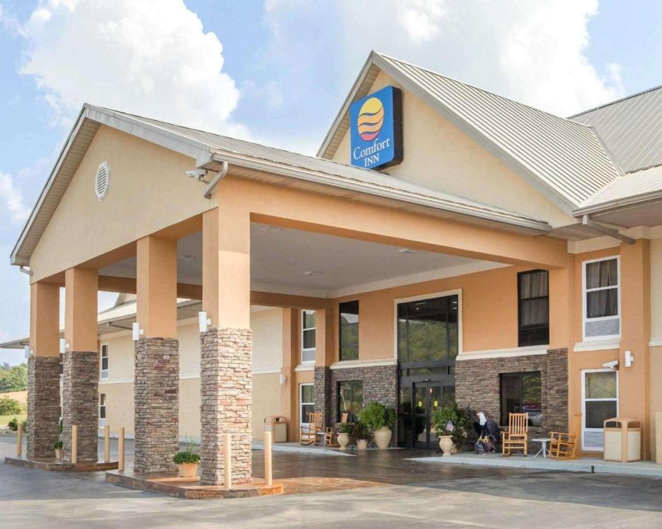 a front view of a hotel at Comfort Inn at Royal Blue in Pioneer