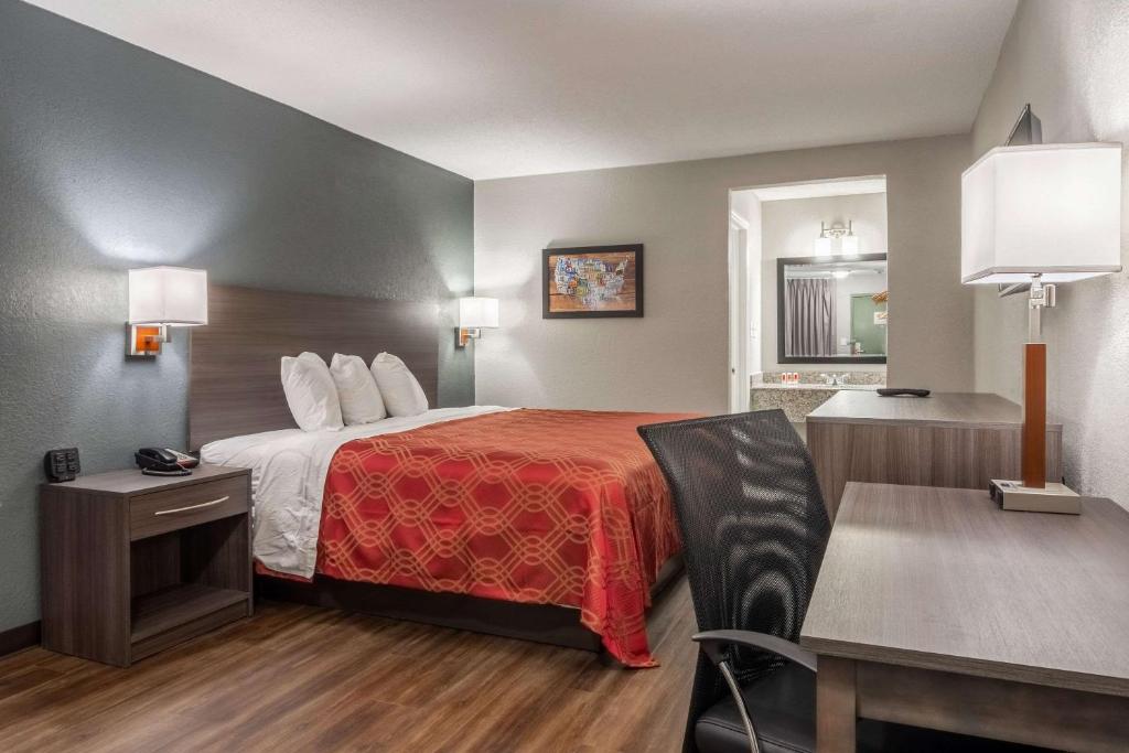 Postel nebo postele na pokoji v ubytování Econo Lodge East Ridge