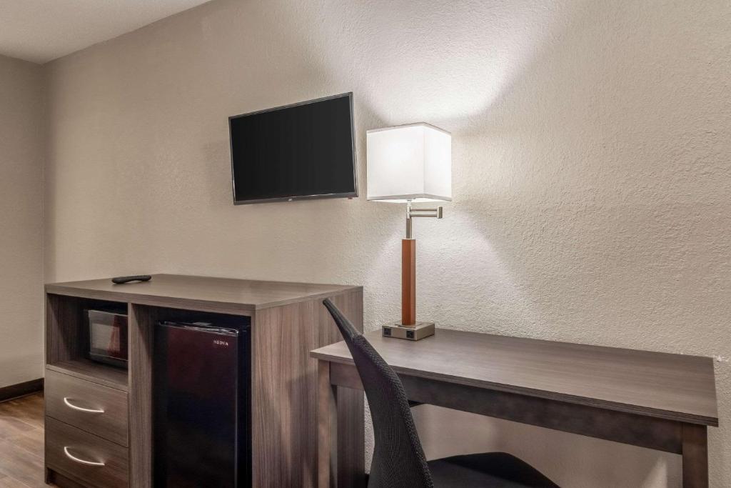 TV a/nebo společenská místnost v ubytování Econo Lodge East Ridge