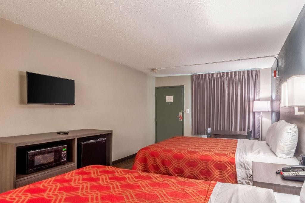 Postel nebo postele na pokoji v ubytování Econo Lodge East Ridge