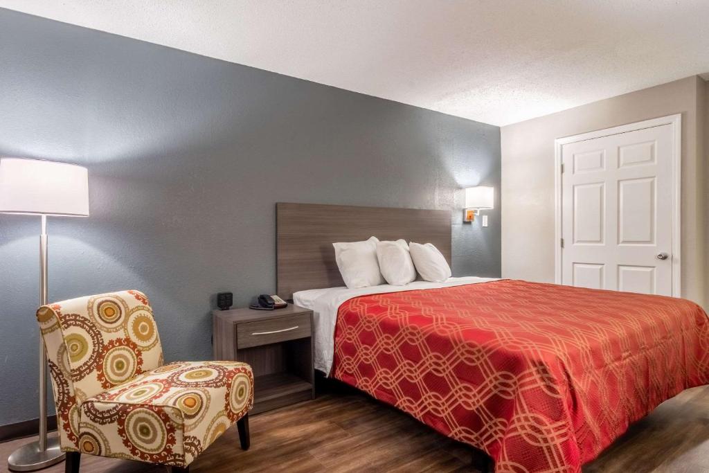Postel nebo postele na pokoji v ubytování Econo Lodge East Ridge