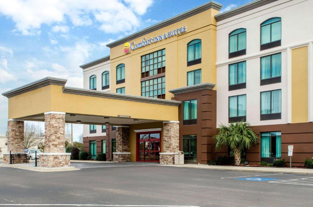 un hôtel situé à l'avant d'un immeuble avec un parking dans l'établissement Comfort Inn & Suites Biloxi-D'Iberville, à Biloxi
