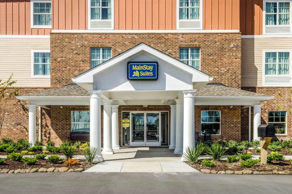 un hôtel avec un panneau à l'avant d'un bâtiment dans l'établissement MainStay Suites Hackberry Sportsman's Lodge, à Hackberry