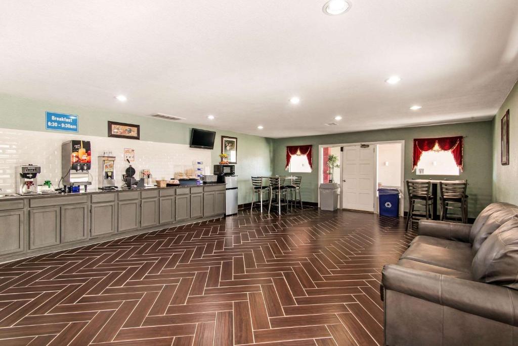 a large lobby with a bar and a restaurant at Rodeway Inn in Pauls Valley