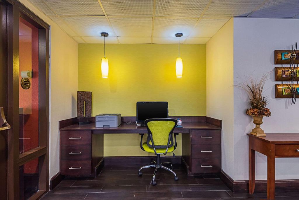 Quality Inn Airport - Southeast photo