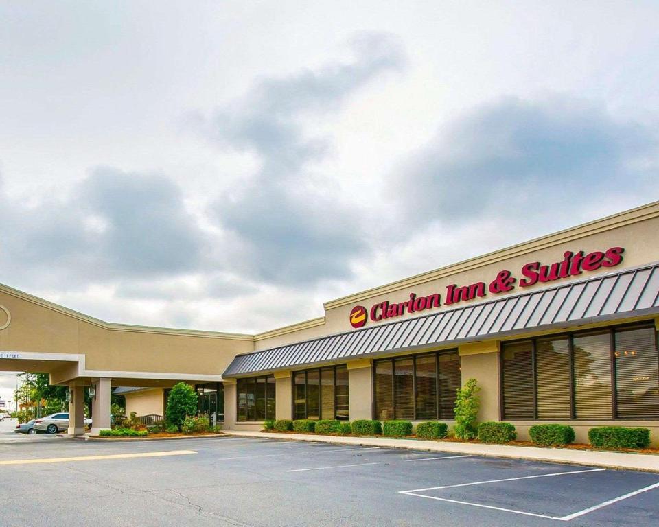 a front view of a gallium inn and suites building at Clarion Inn & Suites Dothan South in Dothan