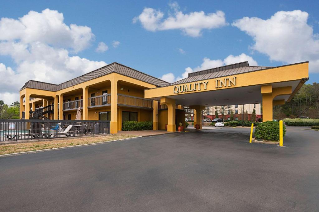 a view of a quality inn building with a parking lot at Quality Inn Airport - Southeast in Birmingham