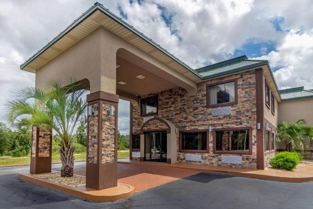 una representación de una casa con un edificio en Econo Lodge Byron - Warner Robins, en Byron