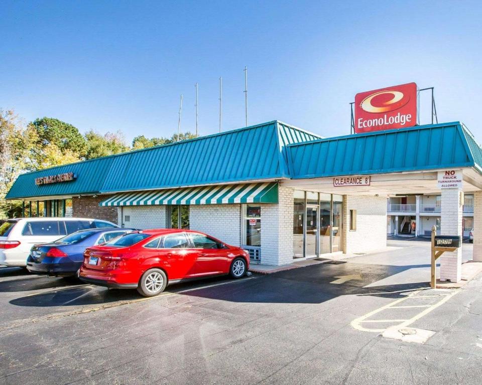 un restaurante de comida rápida con coches aparcados en un aparcamiento en Econo Lodge, en McDonough