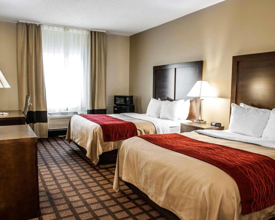 um quarto de hotel com duas camas e uma janela em Baymont by Wyndham Richmond I-70 em Richmond