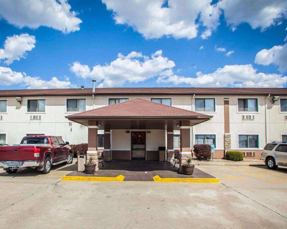 um edifício com um carro estacionado num parque de estacionamento em Quality Inn near I-72 and Hwy 51 em Forsyth