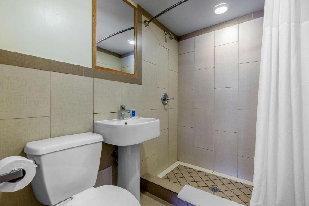 Koupelna v ubytování Rodeway Inn