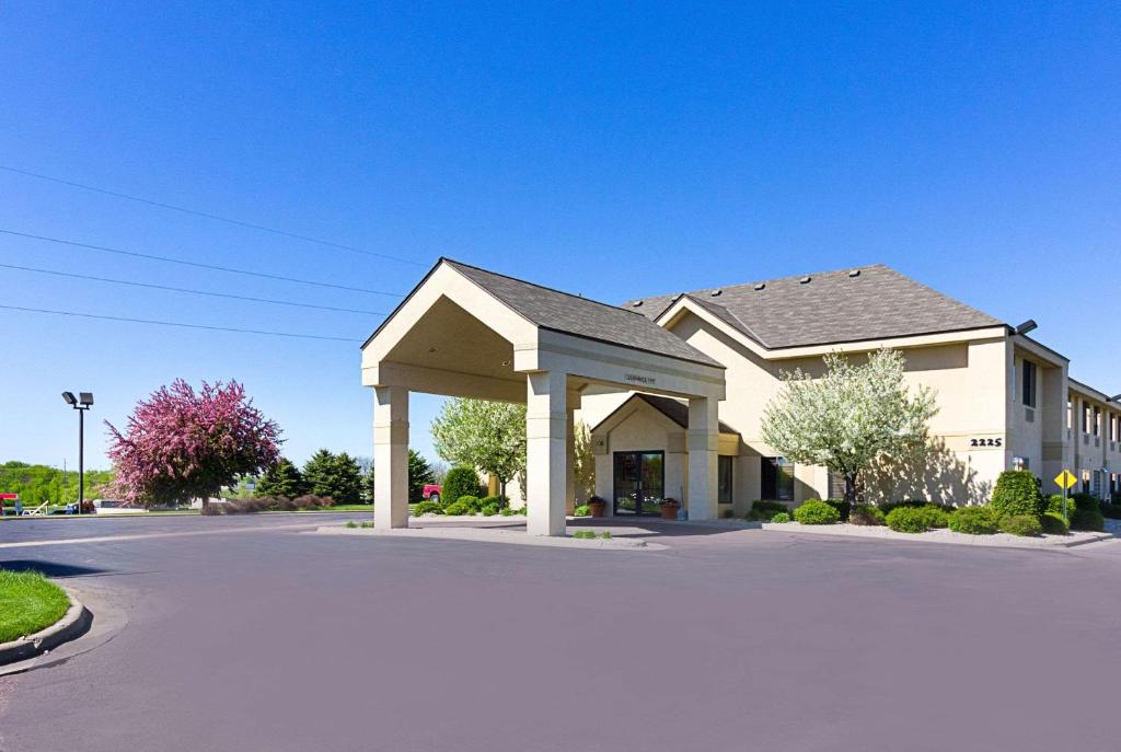 a house with a gazebo in the middle of a street at Quality Inn Fairmont in Fairmont