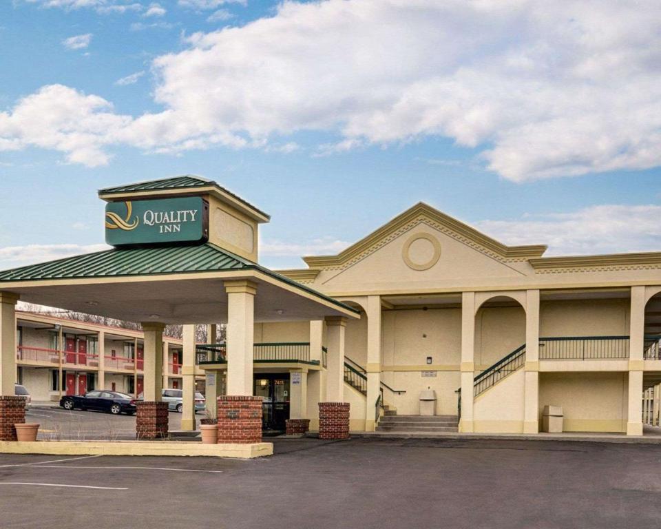 Un bâtiment avec un panneau en haut dans l'établissement Quality Inn Takoma Park, à Takoma Park