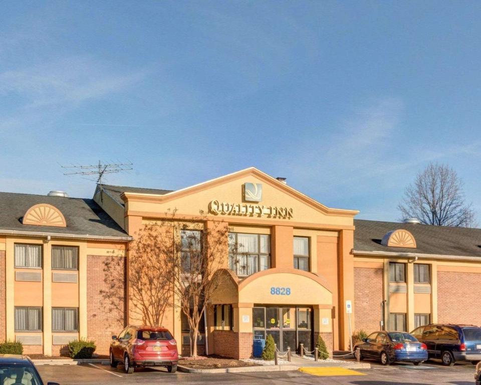 un edificio con coches estacionados frente a él en Quality Inn Jessup - Columbia South Near Fort Meade en Jessup