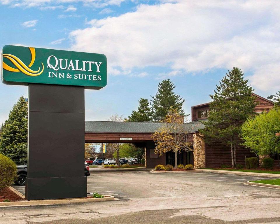 een bord voor een utility inn en suites bij Quality Inn & Suites in Goshen