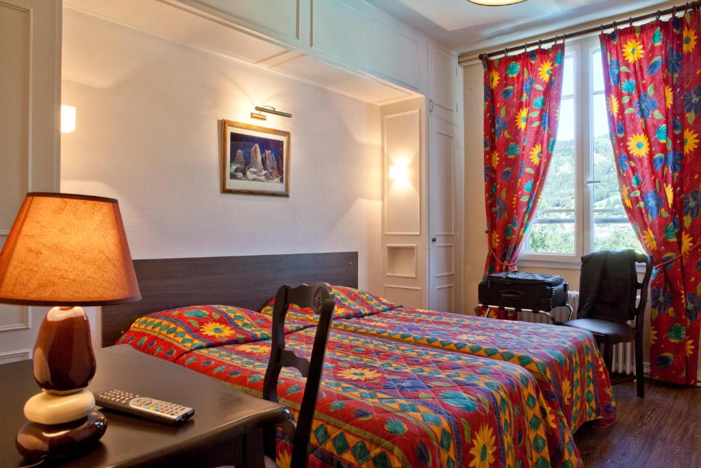 Postel nebo postele na pokoji v ubytování Hôtel et Résidence des Bains