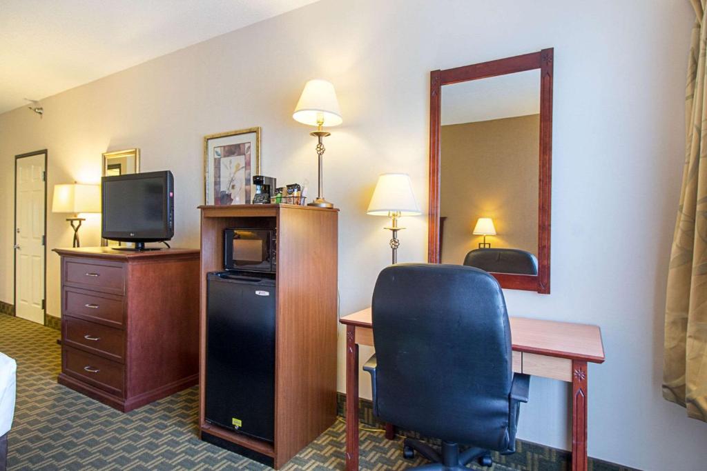 TV a/nebo společenská místnost v ubytování Quality Inn