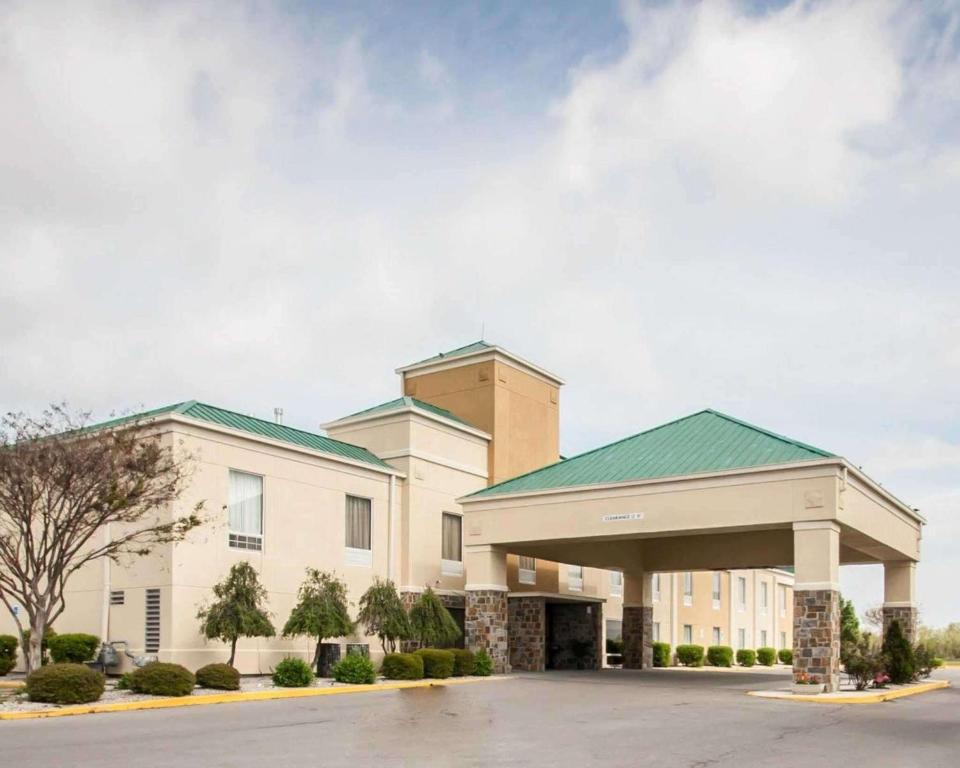 a large building with a gazebo in front of it at Quality Inn Hayti North in Hayti