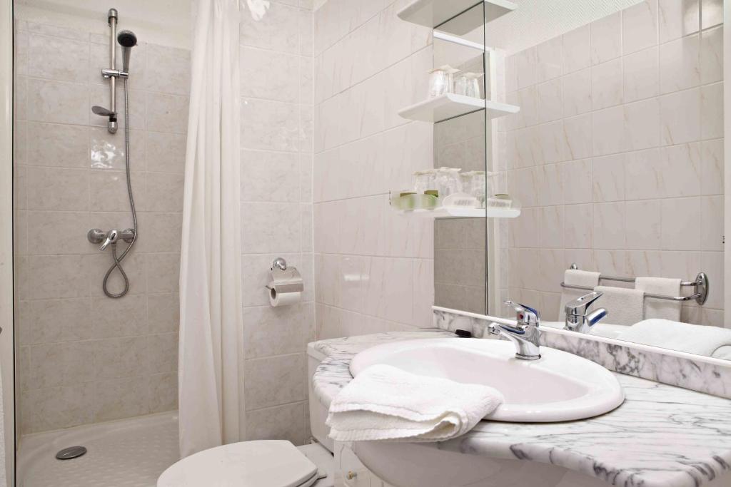 Koupelna v ubytování Hôtel et Résidence des Bains